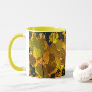 Goldene Blätter der Tasse des Herbstes