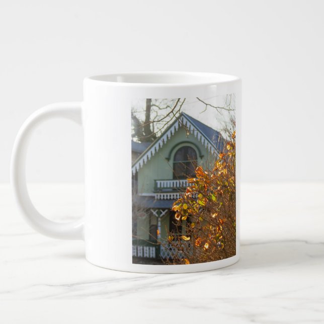 Goldene Blätter und Lebkuchen - Martha's Vineyard Jumbo-Tasse (Links)