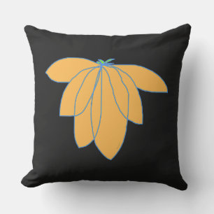 Goldene Blüte auf schwarz Kissen