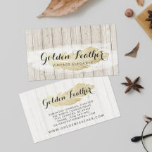Goldene böhmische Feder auf rustikalen Holzbretter