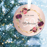 Goldene Bordeaux-Rose zum Geburtstag Ornament<br><div class="desc">Ein Ornament für einen mädchenhaften und glamourösen 50. Geburtstag (oder jedes Alter). Eine Rose mit goldenem Farbverlauf. Ein geometrischer Rahmen mit goldenem Rahmen und wasserfarbene Blume, Blumengestelle in Bordeaux, Rosa und Rose Gold. Personalisieren und fügen Sie ein Datum, Name und Alter 50. Der Text: Der Name ist in dunklem Gold...</div>