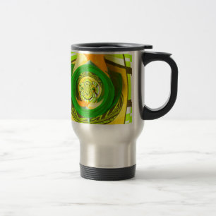 Goldene Eleganz: Schöne Afrikanische Gelbe Rose Reisebecher