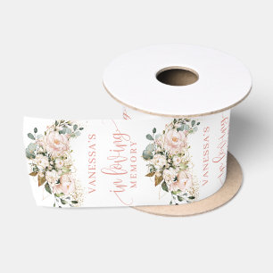 Goldene Eukalyptusblüte der eleganten Rose Satinband