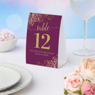 Goldene Frills auf Magenta Plum Wedding Tischnumme Tischaufsteller