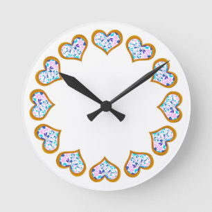 Goldene Herzklötze in der Rundschranke Runde Wanduhr