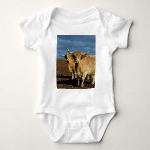 Goldene Highlands: Die Gnade der farbenfrohen Kühe Baby Strampler