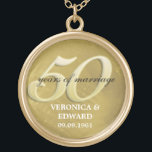 Goldene Jahrestags-Halskette Vergoldete Kette<br><div class="desc">50 Jahre der Heirat ist Grund zu feiern. Ehren Sie dieses spezielle Paar in der Art mit dieser Andenkenhalskette. Eine Nahaufnahmephotographie eines gebürsteten Goldmetallhintergrundes gleicht das große "5-0" überdruckt mit Ihrem kundengebundenen Text aus. Addieren Sie das Namen- und Hochzeitsdatum des Paares. Zusammenpassende Produkte verfügbar.</div>