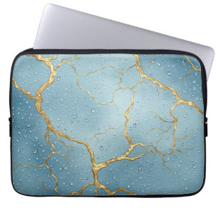 Goldene Kintsugi-Risse auf blauen Wassertropfen Laptopschutzhülle