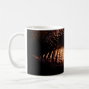 Goldene Lippen schließen. Gold Metalllippe. Schöne Kaffeetasse