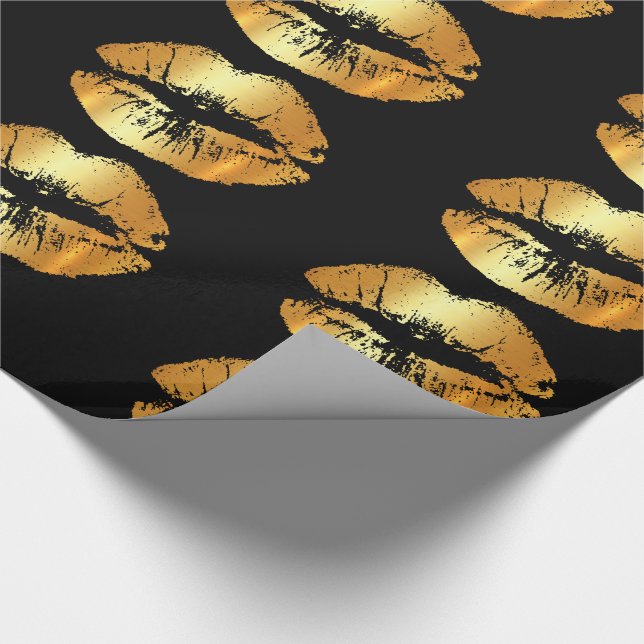 Goldene Lippenluxusküsse auf schwarzem Packpapier (Ecke)