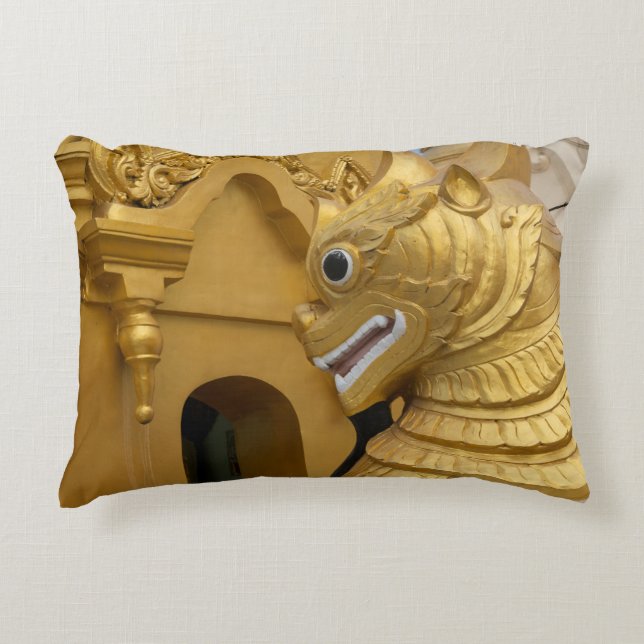 Goldene Löwenstatue am Tempel Dekokissen (Vorderseite)