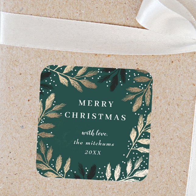 Goldene Pine Branch Green Frohe Weihnachtsfeiertag Quadratischer Aufkleber (Elegant green and gold christmas gift tag.)
