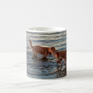 Goldene Retriever im Sonnenuntergang-Meer Kaffeetasse