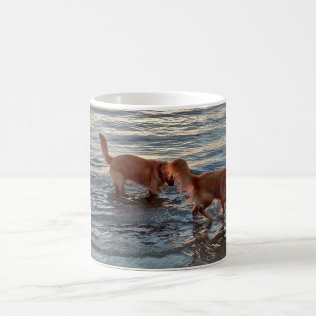Goldene Retriever im Sonnenuntergang-Meer Kaffeetasse (Mittel)