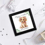 Goldene Retriever Welpe mit Blume Individuelle Nam Erinnerungskiste<br><div class="desc">Golden Retriever Puppy mit Blume Individuelle Name Geschenkboxen - Personalisiert, Adorable Design, perfekt für Hunde Liebhaber. Die Golden Retriever Puppy Geschenkboxen mit Individuelle Name ist eine tolle Wahl für Hundefreunde und ihre Kleinen. Diese bezaubernde Geschenkboxen kann mit dem Namen Ihres Babys personalisiert werden, was es zu einer einzigartigen und wertvollen...</div>