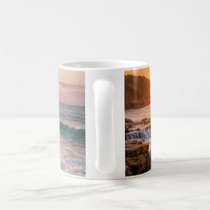 Goldene Ruhe: Sonnenaufgang über kaskadierenden Kü Kaffeetasse
