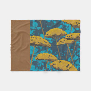 Goldene Schafgarbe-Garten mit blauem Hintergrund Fleecedecke