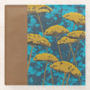 Goldene Schafgarbe-Garten mit blauem Hintergrund Glasuntersetzer