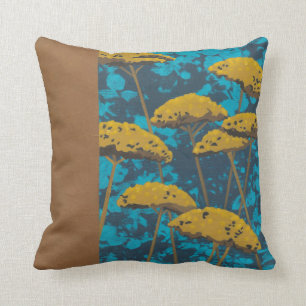 Goldene Schafgarbe-Garten mit blauem Hintergrund Kissen
