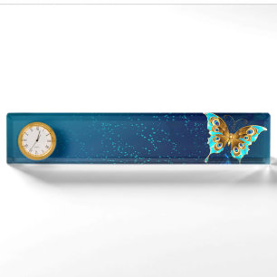 Goldene Schmetterlinge auf einem blauen Hintergrun Namensplakette
