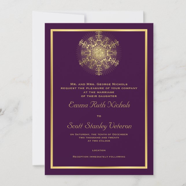Goldene Schneeflocke auf lila Winterhochzeit Einladung (Vorderseite)