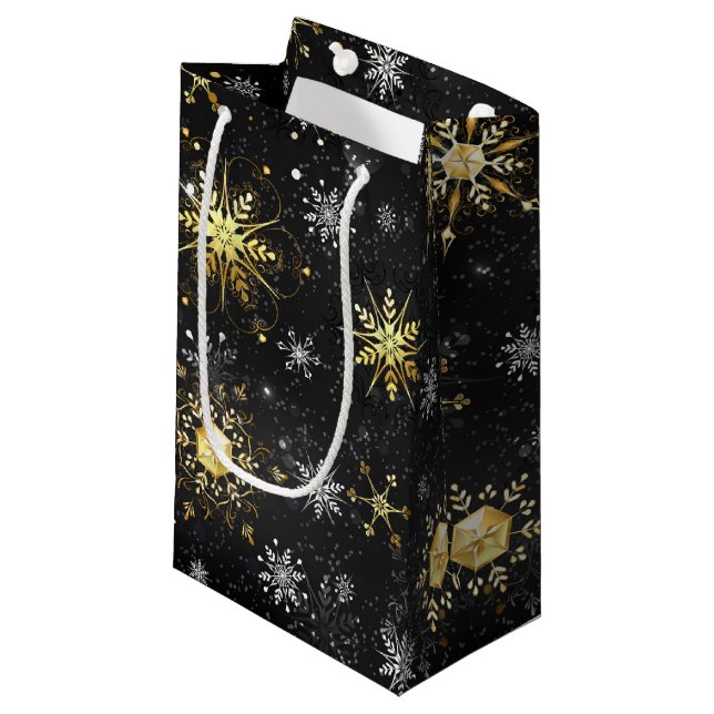 Goldene Schneeflocken auf schwarzem Hintergrund Kleine Geschenktüte (Vorderseite Schrägansicht)