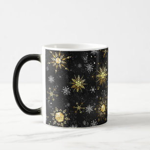 Goldene Schneeflocken auf schwarzem Hintergrund Verwandlungstasse