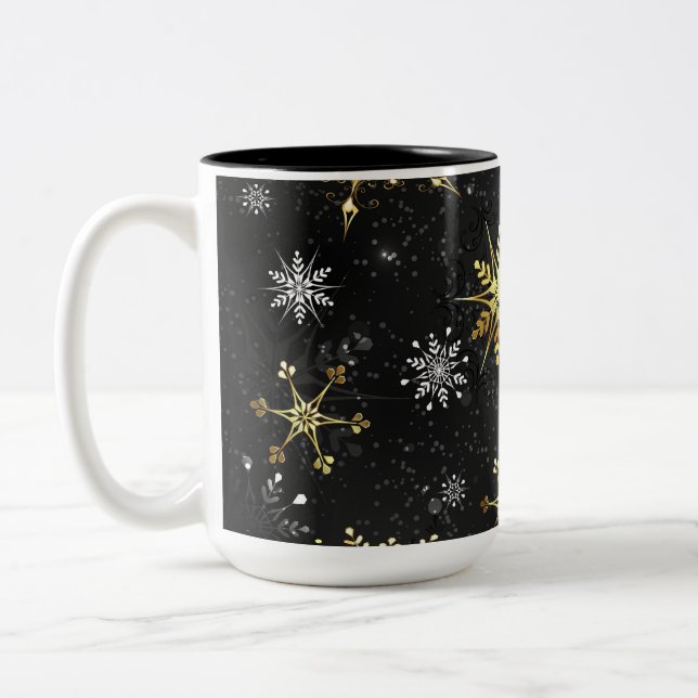 Goldene Schneeflocken auf schwarzem Hintergrund Zweifarbige Tasse (Links)