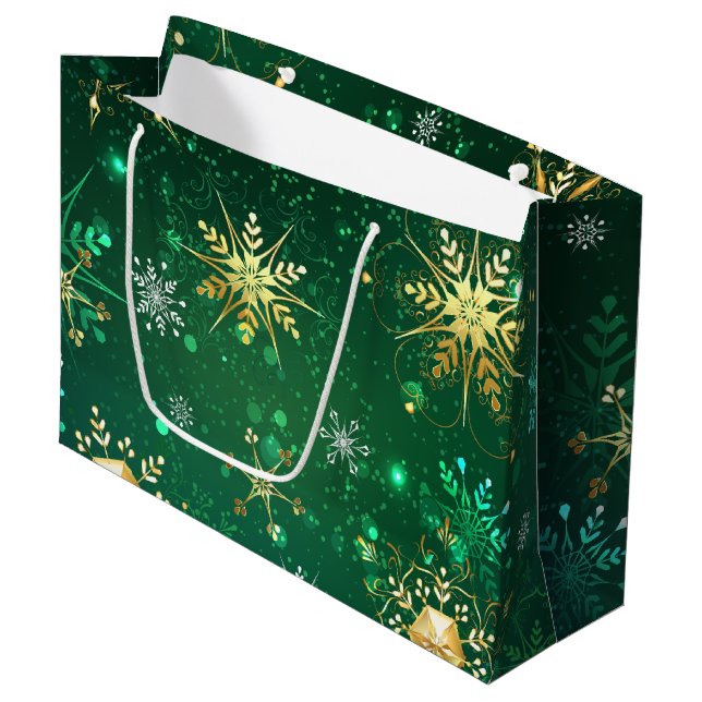 Goldene Schneeflocken im grünen Hintergrund Große Geschenktüte (Vorderseite Schrägansicht)