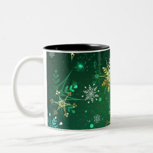 Goldene Schneeflocken im grünen Hintergrund Zweifarbige Tasse