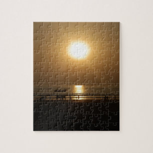 Goldene Sommer-Sonnenuntergangsreflexion am Strand
