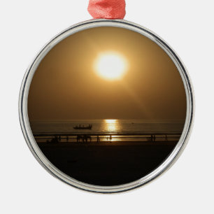 Goldene Sommer-Sonnenuntergangsreflexion am Strand Silbernes Ornament
