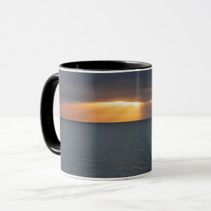 Goldene Sonnenuntergänge über den Meeresspiegeln Tasse