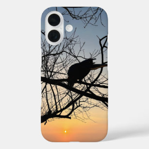 Goldene Sonnenuntergangs-Silhouette: Vogel auf Bau iPhone 16 Hülle