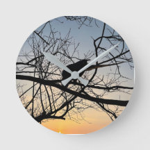 Goldene Sonnenuntergangs-Silhouette: Vogel auf Bau