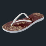 Goldene Spitze auf Auburn Brown The Bride Wedding Flip Flops<br><div class="desc">Tanzen Sie die Nacht mit diesen schönen Hochzeitsflip-Flops. Sie sind für die Braut konzipiert und zeichnen sich durch ein schlichtes und elegantes Design aus, das mit goldfarbenen Schriftzeichen auf einem schokoladenbraunen bzw. auburnfarbenen Hintergrund und extravaganten goldenen Spitzen-Gürteln und Wirbel aufwartet. Eine schöne Art, extravagant und angemessen bleibe, während Sie Ihren...</div>