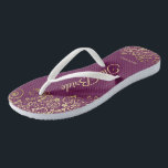 Goldene Spitze auf Cassis Lila Die Brauthochzeit Flip Flops<br><div class="desc">Tanzen Sie die Nacht mit diesen schönen Hochzeitsflip-Flops. Sie sind für die Braut konzipiert und zeichnen sich durch ein schlichtes und dennoch elegantes Design aus, das mit goldfarbenen Schriftzeichen auf einem lila, magentafarbenen oder berry-farbenen Hintergrund sowie extravaganten goldenen Spitzen- und Wirbel besticht. Eine schöne Art, extravagant und angemessen bleibe, während...</div>
