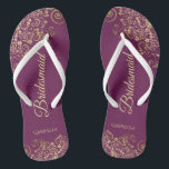 Goldene Spitze auf Cassis Lila Hochzeit der Brautj Flip Flops<br><div class="desc">Diese eleganten Hochzeitskippen sind eine großartige Möglichkeit, um Ihren Brautmädchen zu danken und sie zu erkennen und ihnen nach einem langen Tag eine Erholung zu geben. Das schöne Design zeichnet sich durch ein elegantes Design mit goldenen Spitzen-Frills auf einem lila, magenta- oder berry-farbenen Hintergrund und extravaganten goldfarbenen Schriftzeichen aus. Der...</div>