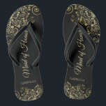Goldene Spitze auf Schwarz Elegante Trauzeugin Hoc Flip Flops<br><div class="desc">Diese wunderschönen Hochzeitskippen sind eine großartige Möglichkeit, Ihre Trauzeugin zu danken und zu erkennen, während sie gleichzeitig ihre Füße rette. Das elegante Design mit goldenen Spitzen-Frills auf schwarzem Hintergrund und extravagant goldfarbenen Schriftzeichen. Der Test liest Trauzeugin mit ihrem Namen unten. Ein guter Weg, ihr zu danken, dass sie Teil Ihres...</div>