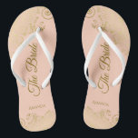 Goldene Spitzen auf Korallenpfirsich Die Braut Ele Flip Flops<br><div class="desc">Tanzen Sie die Nacht mit diesen schönen Hochzeitsflip-Flops. Sie sind für die Braut konzipiert und zeichnen sich durch ein schlichtes und elegantes Design aus, das mit goldfarbenen Schriftzeichen auf einem hellorangefarbenen oder korallenpfirsichfarbenen Hintergrund sowie mit extravaganten, goldenen Spitzen- und Wirbel besticht. Eine schöne Art, extravagant und angemessen bleibe, während Sie...</div>