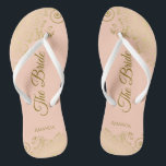 Goldene Spitzen auf Korallenpfirsich Die Braut Ele Flip Flops<br><div class="desc">Tanzen Sie die Nacht mit diesen schönen Hochzeitsflip-Flops. Sie sind für die Braut konzipiert und zeichnen sich durch ein schlichtes und elegantes Design aus, das mit goldfarbenen Schriftzeichen auf einem hellorangefarbenen oder korallenpfirsichfarbenen Hintergrund sowie mit extravaganten, goldenen Spitzen- und Wirbel besticht. Eine schöne Art, extravagant und angemessen bleibe, während Sie...</div>
