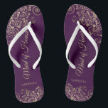 Goldene Spitzen auf Lila Trauzeugin Hochzeit Flip Flops<br><div class="desc">Diese wunderschönen Hochzeitskippen sind eine großartige Möglichkeit, Ihre Trauzeugin zu danken und zu erkennen, während sie gleichzeitig ihre Füße rette. Das elegante Design mit goldenen Spitzen-Frills auf einem lila Hintergrund mit Pflaumenmuster und extravagant goldfarbenen Schriftzeichen. Der Test liest Trauzeugin mit ihrem Namen unten. Ein guter Weg, ihr zu danken, dass...</div>