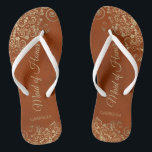 Goldene Spitzen auf Rust Orange Trauzeugin Hochzei Flip Flops<br><div class="desc">Diese wunderschönen Hochzeitskippen sind eine großartige Möglichkeit, Ihre Trauzeugin zu danken und zu erkennen, während sie gleichzeitig ihre Füße rette. Das elegante Design mit goldfarbenen Spitzen-Frills auf einem rostorangefarbenen oder gebrannten Hintergrund und extravagant goldfarbenen Schriftzeichen. Der Test liest Trauzeugin mit ihrem Namen unten. Ein guter Weg, ihr zu danken, dass...</div>