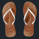 Goldene Spitzen & Rost Orange Hochzeitsfeier Flip Flops<br><div class="desc">Diese eleganten Hochzeitskippen sind eine großartige Möglichkeit, um Ihren Brautmädchen zu danken und sie zu erkennen und ihnen nach einem langen Tag eine Erholung zu geben. Das schöne Design zeichnet sich durch ein elegantes Design mit goldenen Spitzen-Frills auf einem rostorangen Hintergrund und extravagant goldfarbenen Schriftzeichen aus. Der Text liest Bridesmaid...</div>