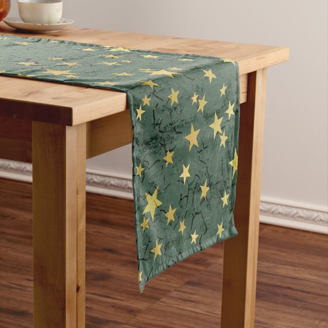 Goldene Sterne ⭐ auf dem grünen Tischläufer (Beispiel)