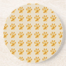 Goldene süße Pfoten auf Beige
