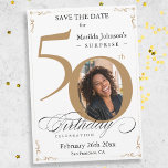 Goldene Überraschung 50. Geburtstag Save the Date Einladung<br><div class="desc">Gold Überraschung 50. Geburtstag Save the Date Einladung. Eine elegant gestaltete Geburtstagsfeier mit individuellem Foto von Geburtstagsmenschen und Drehkalligraphie mit Vintagen blühend Elementen. Einfach genug,  um eine Vielzahl von Themen und Farben anzupassen! Brauchst du Hilfe? Kontaktieren Sie mich einfach!</div>