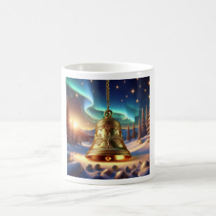 Goldene Weihnachtsglocke in einer verschneiten Win Kaffeetasse