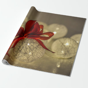 Goldene Weihnachtskugeln, Lichterkette, rotes Band Geschenkpapier