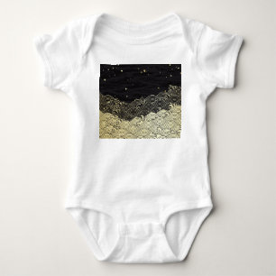 Goldene Welle, papierähnliche Textur. Baby Strampler